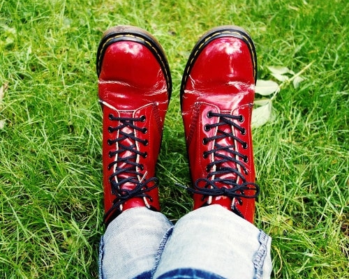 Relaxing red shoes