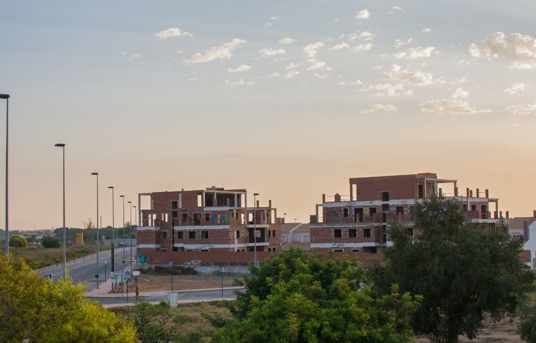 Unfinished apartment block in Spain. Photo: bridgendboy, Canva Pro.