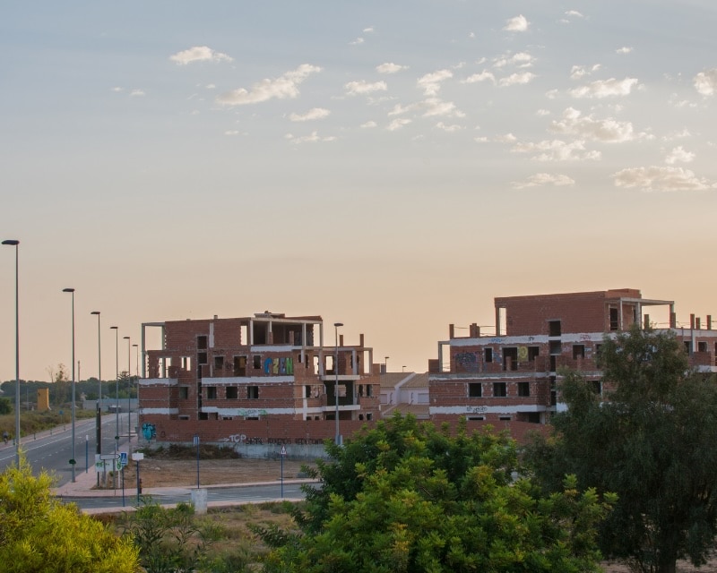 Unfinished apartment block in Spain. Photo: bridgendboy, Canva Pro.